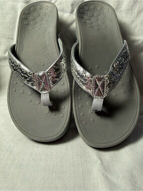 Women’s VIONIC Silver Metallic Flip Flop Platform Sandals with Arch Support